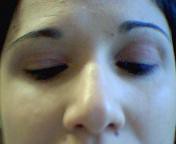 Applicare l'ombretto prugna su tutta la palpebra mobile.